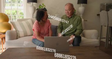 Bir çift dizüstü bilgisayara eğiliyor, bir kadın daktilo ediyor, mali durumları yüzen numaralarla gözden geçiriyor. Partnerler, olgun, yaşlı, bilgisayar, klavye, rakamlar, üstüste