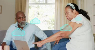 Çiftler telefon bulutlarını dağıtırken bir çift de bulut dosyalarını kontrol ediyor. Ev, oturma odası, işbirliği, cihazlar, teknoloji, gün ışığı, gündelik