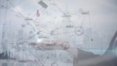 Telefon tutan kadın ve işaret fişeği için dönen cihaz perakende simgelerini birbirine bağlıyor. Mobil, sunum, holografik, ağ, arayüz, fütürist, kurumsal