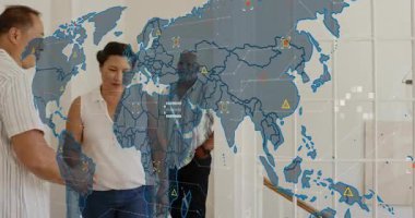 Kadın soldan giriyor, adamı selamlıyor, yaşlı adama koltuğa oturması için rehberlik ediyor, teknoloji haritası büyüyor. Aile, üçlü, ev, kanepe, aydınlık, iç mekan, sıcaklık.