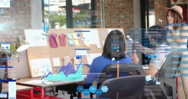 Ekip geliyor, tasarımcı yükseliyor ve AR çizelgesinde örnekler sunuyor incelenmek üzere verileri canlandırıyor. Mantar pano, kumaş örnekleri, çizimler, işbirliği, dizüstü bilgisayar, artırılmış gerçeklik