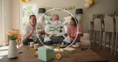 Kanepede doğum günü pastası yiyen aile, pazarlama ikonlarının örtülmesi ve solgunlaşması hakkında konuşmak. Akrabalar, kutlama, kanepe, hediye kupalar, bilgi, akıllı telefon