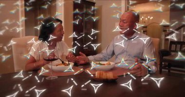 Filtre başlıyor, masada oturan, yemek yiyen, el ele tutuşan, pazarlama yapan çiftlerin üzerine ışıltılar süzülüyor. Samimi, samimi, yemek, sohbet, kahkaha, şarap, mum ışığı.