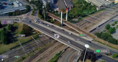 Veri etiketleri köprüde arabalarla beliriyor, yüzüyor, kümeleniyor, azalıyor, görselleştiriyor. Hava, üstgeçit, sütunlar, trafik, demiryolu, kentsel, park