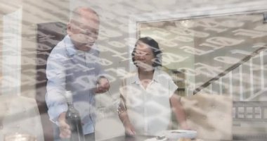 Şarap taşıyan olgun bir adam, şişeyi açıp sandalyeyi çeken, yaşlı bir kadını yemeğe davet eden. Samimi, samimi, oturaklı, sıcak, sohbet, konukseverlik, merdiven