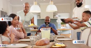 Aile tabakları, yemek hazırlamak için yemek rozeti getiren yaşlı bir kadın. Çoklu nesil, toplanma, yemek, mutfak, güneş ışığı, birliktelik, samimiyet.