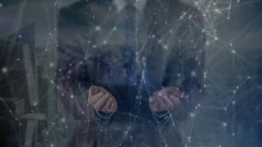 Ağ yoğunlaşıyor, uygun sunucu elleri kavrıyor, veri akışını gösteren dönen bir küre oluşturuyor. Holografik, küre, analitik, teknoloji, şirket, ufuk çizgisi, karamsar