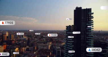 Rozetler beliriyor, kulede kümeleniyor, sonra kameralar faaliyeti gösterirken sağa doğru sürükleniyor. Gökyüzü, kentsel, ufuk çizgisi, günbatımı, yükseklik, simgeler, uyarılar