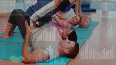 Eğitmen öne geçiyor. Kalçalarını kaldırıyor. Bacaklarını kaldırıyor. Grup, senkronize, köprü, kalça, genişleme, istikrar, takım çalışması