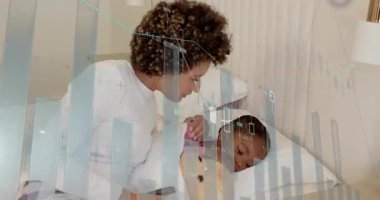 Annem oyuncağı tutan kızı sakinleştiriyor, yastığı ayarlıyor, kafasını kontrol ediyor, finans tablosu hareket ediyor. Bakıcı, çocuk, yatak odası, başucu, üst üste, şefkat, beslenme