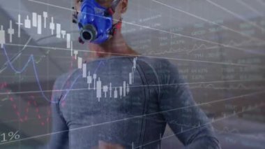 Koşucu koşu bandına başlıyor, maske takıp fitness testine giriyor, bacaklarında finans tabloları var. Sporcu, spor salonu, kardiyo, eğitim, veri tabanı, grafikler, kaplama