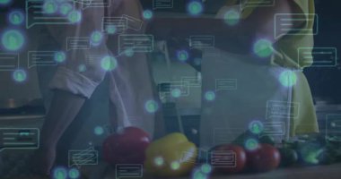 Yaşlı çift vejetaryen kadına yemek hazırlıyor. Sebzelere uzanıyor. Sohbet baloncukları havada uçuşuyor. Mutfak, malzemeler, ikili, ev, dijital, üst üste, rahat