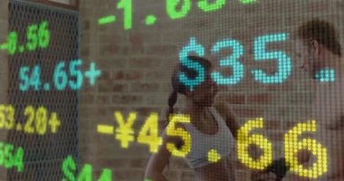 Yükselen erkek olarak uyum sağlayan kadın, para kesesi kaydırma, ikili tezahürat kazancı. Fitness, ortaklık, takım çalışması, spor salonu, stüdyo, dijital para birimi