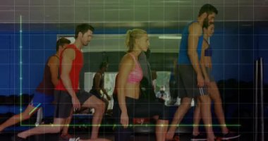 Fitness grubu ritme cevap veriyor, spor salonunda hamleler yapıyor, diz boyu takip ediyor. Katılımcılar, sınıf, stüdyo, ayna, ritim, hareket, koordinasyon