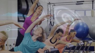 Müşteri koluna dokunan eğitmen, pilates sınıfı reformculara yanal uzanma, İHD kılavuz formu. Yan esneme, fitness, minimalist, sağIık, stüdyo, denge, odaklanma