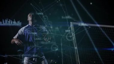 Erkek futbolcu kayıyor, rakip kaleye atlıyor, spor verileri hareket gösteriyor. Holografik, örtüler, fütüristik, gece, stadyum, düello, atletizm