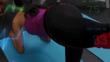 Müşteri mavi hasırın üzerinde yan kol tahtası yapıyor, HR ya da SpO2 dalgalanmalarına neden oluyor, spor hocası formda değil. Jimnastik, çekirdek, istikrar, eğitim, biyometri, izleme, ekipman