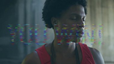 Kırmızı tişörtlü adam oyun kazanıyor, dönüyor, gülüyor ve kazanıyorsun! Yüzü kapla. Erkek, atletik, depo, arıza, halat, açık, neşe