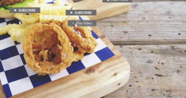 Sosyal rozetler soğan halkaları ve hamburgerlerin üzerinde belirirken kamera geri çekiliyor ve nişan gösteriliyor. Kırsal, masa üstü, damalı, sandviç, buruşuk kesim, sığır eti, istiflenmiş