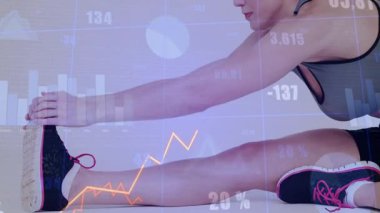 Kadın esnemeye başlıyor, ayağa uzanıyor, sağlık raporları güncellenirken başparmakları yukarı doğru gülümsüyor. Esneklik, eğitim, sağlık, stüdyo, veri, ölçüler, ilerleme