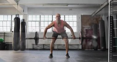 Asansör tutuştan tutamağa, üstten kapağa ve çömelmeye kadar uzanır. Zindelik için çubuk yolunu gösterir. Halter, atlet, spor salonu, güç, eğitim, teknik