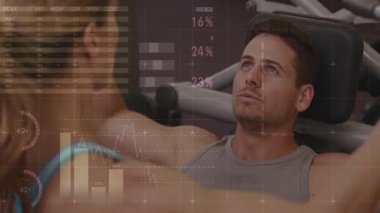 Erkek gözlemci, jimnastik hocalığı yapan bir kadın. HUD çizelgeleriyle üst güvertede çalışıyor. İkisini de gözden kaçırıyor. Benç, bas, ikili, güç, odaklanma, göz teması, turkuaz