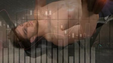 Dambılları kavrayan ve banka baskı yapan yetişkin bir adam, mali tabloları örtüyor ve kazançları takip ediyor. Ağırlıklar, spor salonu, antrenman, güç, odaklanma, ilerleme, üst üste bindirme