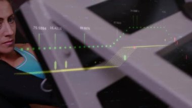 Ayaklarını yere basan bir kadın. Finansal tablolarla zemin hazırlarken kızağa basıyor. Spor salonu, ekipman, bank, stok, veri, üst üste, turkuaz