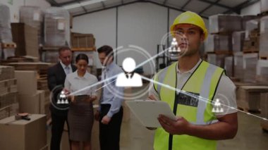 Ekip tablet ve telefonu kontrol ederken ön taraftan lojistikle bağlantı kuruyor. Depo, verimlilik, koordinasyon, işbirliği, depolama, güvenlik, sanayi