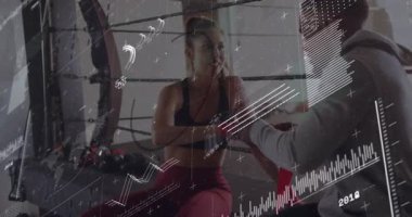 Koç, boksör kadına ringde kırmızı naylon takıyor. Veri, boksör olmaya hazır olduğunu gösteriyor. Boks, antrenman, atlet, spor salonu, halatlar, odak, teknik