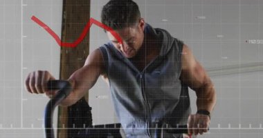 Motosiklet kulplarını tutan ve pedal çevirmeyi başlatan adam kırmızı titreşimli grafik izleme kondisyonunu gösteriyor. Döngü, kardiyo, dayanıklılık, garaj, minimalist, odaklanma, egzersiz