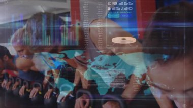 Jimnastik takımı kettlebell sıraları sergiliyor, para birimi grafiklerini güncelliyor. Fitness, grup, ağırlık, senkronize, harita, stüdyo, canlı