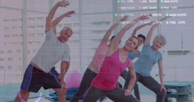 Eğitmen kılavuz zamanlaması için yanal esneme hareketi, çizelgeler yoğunlaşırken sınıf yansıması. Grup, egzersiz, stüdyo, gün ışığı, minderler, dengeleyici, adım