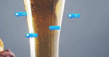 Kehribar sıvısını cama dökmek, hamburgerin gelişi ve geri sayımı uyarısı, araba sürüşü. Hamburger, içecek, masa üstü, stüdyo, reklam, baloncuklar, bildirimler