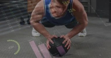 Adam tıp topunun üzerine iniyor, hareketli metre izleme ölçümleri yaparken şınav çekiyor. Spor, sağlık, güç, çekirdek, eğitim, sanayi, ekipman