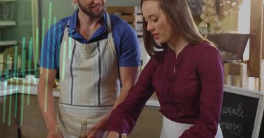 İki pazar ortağı etiketleri incelerken kavanozları düzenliyor ve şişe değiş tokuşu yapıyor, sergi hazırlıyorlar. Takım çalışması, reçeller, el işi, dükkan, karatahta, sarımsak, yağ