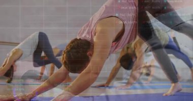 Mor hasırlı bir kadın, denge için tek bacağını kaldırıyor yoga çizelgeleri kaplanırken geri dönüyor. Stüdyo, fitness, grup, denge, esneklik, farkındalık, eğitmen