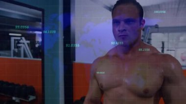Ağırlık değiştiren ve omuz çalıştıran bir adam spor salonunun aynasında mavi HUD izleme cihazlarında yükseliyor. Fitness, egzersiz, deltoids, kas, ağırlık, odaklanma, güç