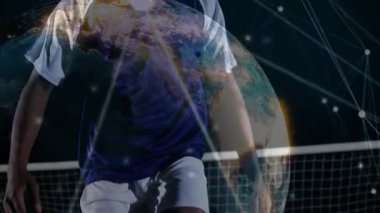 Erkek futbolcu yürüyor, gelen topu takip ediyor ve onu yönlendiriyor, veriler performansını gösteriyor. Sporcu, futbol, analitik, hud, ağ, dünya, düğümler