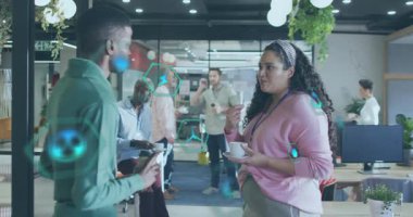 Adam telefonu kontrol ediyor, el kol hareketi yapıyor, kadın bardak yapıştırıyor, ofis üzerinde deniz mavisi simgelerine sebep oluyor. Birlikte çalışma, işbirliği, iletişim, modern, parlak, holografik, toplantı odası