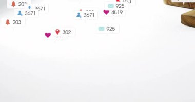 Rozetler havada süzülüyor, pano hamburgerle kayıyor, patates kızartması, kavanoz, kümeleniyor. Flatlay, Highkey, stüdyo, yemek, sosyal, ilişki, hareket