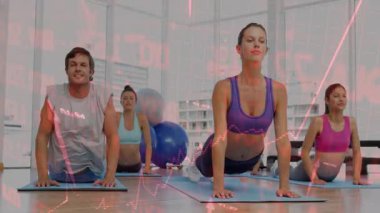 Ön trio, avuçlara bastırma, formda kalmak için paspasların üzerinde kobraya dönüşme, pembe kaplama izleme. Yoga, stüdyo, grup, geri dönüş, egzersiz, şehir, aydınlık