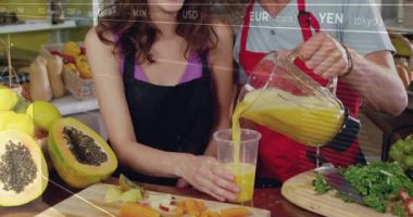 İki iş arkadaşı meyve suyu barında karıştırıcıdan temiz bardağa papaya suyu dökerek müşterilere servis yapıyor. Çift, personel, pazar, içecek, karıştırıcı, meyve, takım çalışması