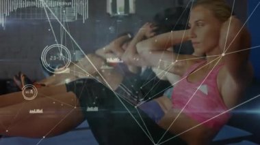 Ön plandaki kadın, spor salonunda mekik çekerken, HUD, çekirdek uygunluğunu takip ediyor. Abs, senkronize, egzersiz, katılımcılar, sınıf, stüdyo, odaklanma