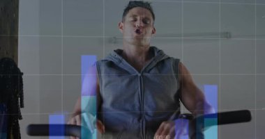 Koşu bandında egzersiz yapan, saati tıklatan ve grafikleri üst üste koyan orta yaşlı bir adam. Jimnastik, kardiyo, giyilebilir, metrik, izleme, görselleştirme, şık