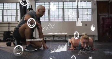 Kadın müşteri şınav çekerken koçun yol gösterme şekli, HUD zamanlayıcıları spor için güncelleme yapıyor. Spor salonu, antrenör, kadın, stüdyo, eğitim, egzersiz, kalas