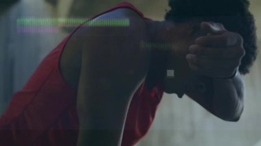 Erkek sporcu antremandan sonra duraklıyor, kolunu indiriyor, nefesini sabit tutuyor, aksaklık nefes alışını engelliyor. Spor salonu, antrenman, rakip, yorgunluk, dayanıklılık, beton, karamsar