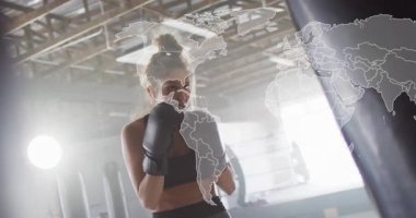 Boksör sıkılaştırma, antrenman için torbaya yumruklar atma, saydam dünya haritası üstüste binen sporcu. Dövüşçü, beden eğitimi, eldiven, konsantrasyon, güç, kardiyo