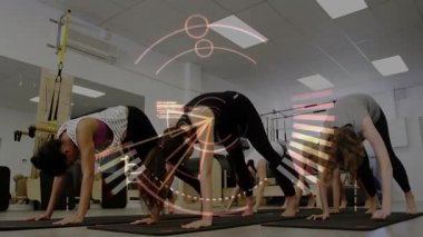 Beş kadın yoga hamlelerine giriyor, göğüslerini açıyor ve poz veriyor, HUD dönüşümlü. Grup, katılımcılar, stüdyo, minderler, trx, süspansiyon, akış