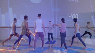 Beden eğitimi koçu, öğrencilerin ayağa kalkması için işaret veriyor, mavi paspasın aynasında takip çabaları gösteriyor. Eğitmen, eğitim, sınıf, hareket, duruş, denge, ritim